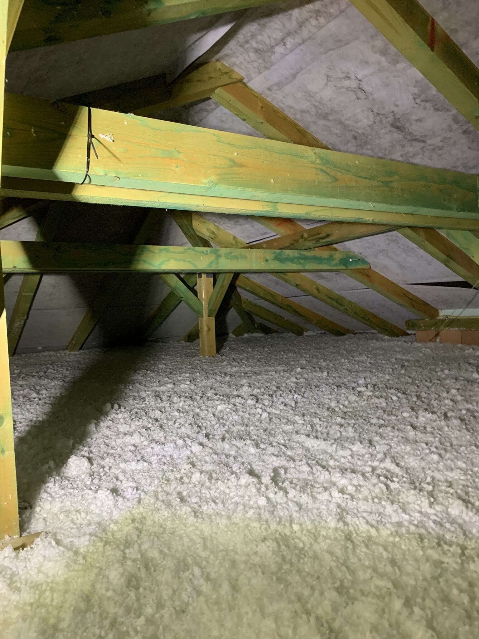 Foukaná izolace mezi krokvemi — detail aplikace pod střechou