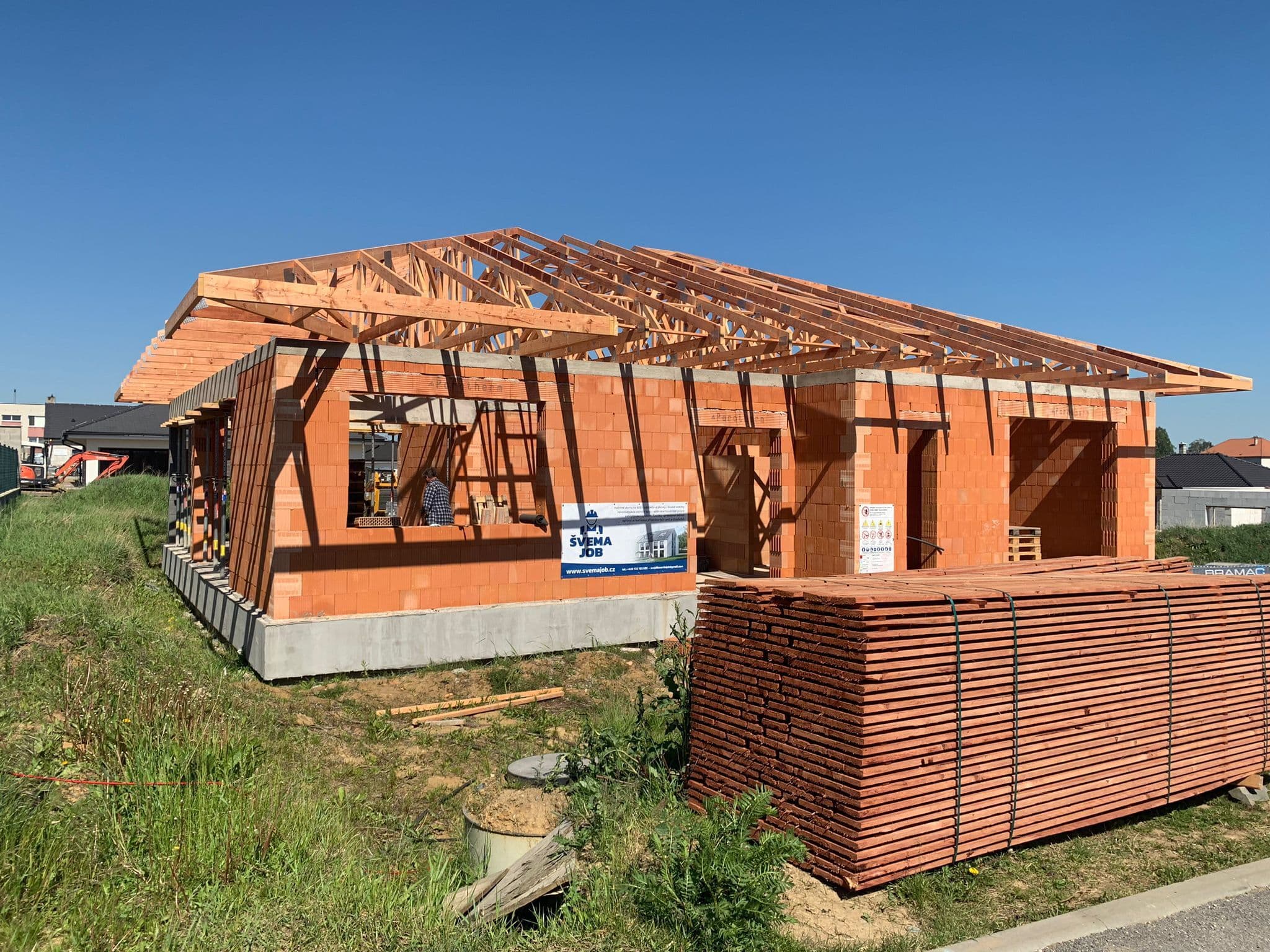 Novostavba rodinného domu, hrubá stavba s krovem, připravená na izolaci stropu